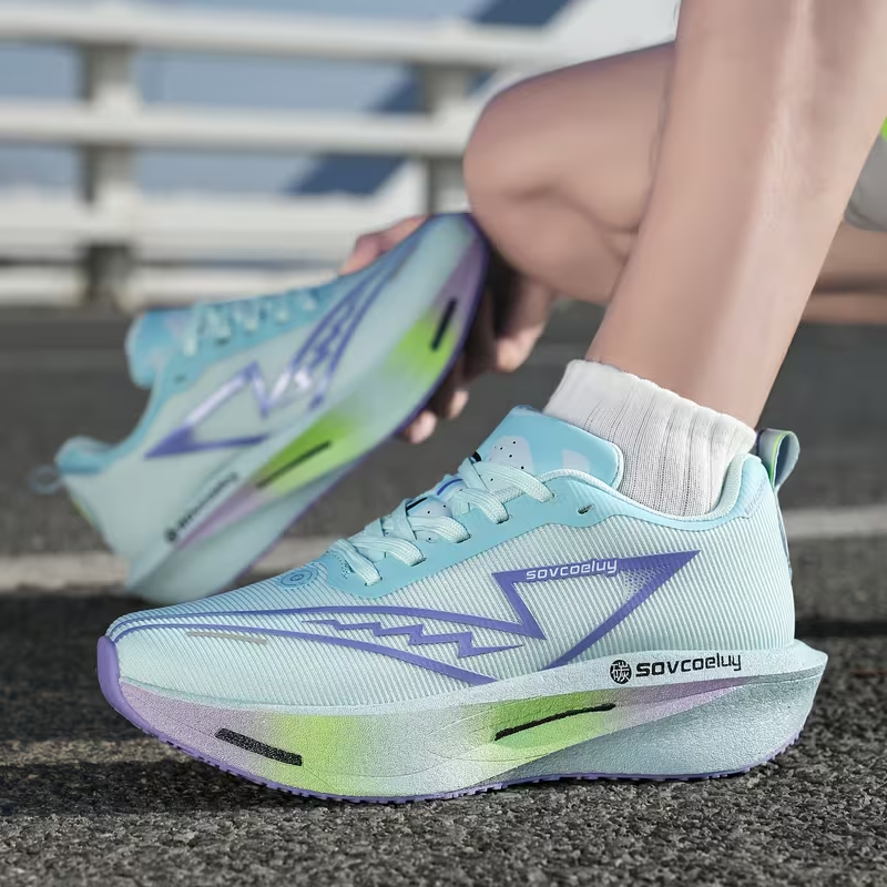 Sovcoeluy Velocity Runner i isblått, hållen av en löpare på vägen