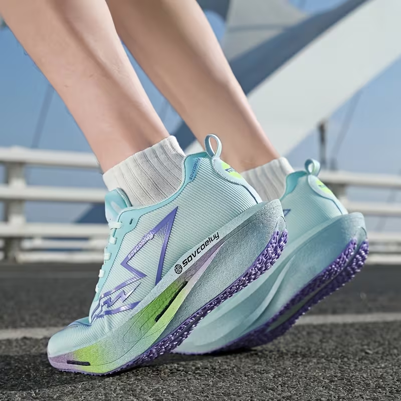 Isblå Velocity Runner-skor mitt i steget på en bro