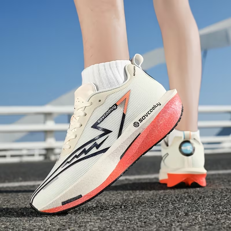 Närbild på mittsula och platta i grädde och korall på Velocity Runner
